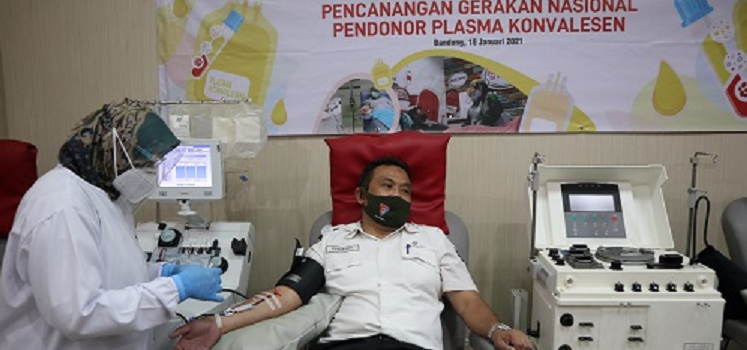 Karyawan Pindad Donor Plasma Konvalesen di PMI Kota Bandung