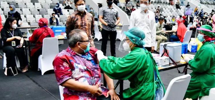 JAKARTA, PRIPOS.ID (4/2/2021) - Presiden Joko Widodo pada Kamis, 4 Februari 2021, meninjau pelaksanaan vaksinasi massal yang diperuntukkan bagi para SDM di sektor kesehatan. Vaksinasi massal tersebut digelar di Istora Gelora Bung Karno, Jakarta, dengan tetap menerapkan protokol kesehatan secara ketat. Kepala Negara menjelaskan, vaksinasi massal tersebut bertujuan untuk semakin mempercepat pelaksanaan vaksinasi bagi tenaga kesehatan agar pemerintah dapat segera memulai pelaksanaan vaksinasi untuk tahap berikutnya.
