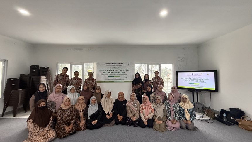 Farmasi Unisba Gencarkan Pemanfaatan Minyak Atsiri Lewat Pelatihan Kesehatan Berbasis Bahan Alami