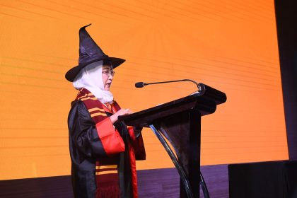 "Wonderland: Wonderful Future in Your Hand," FIKOM UNISBA Gelar Pelepasan Lulusan Penuh Kemeriahan