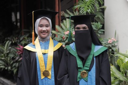 Dari Bandung Hingga Alor NTT, Dua Wisudawan Unisba Berbagi Kisah Inspiratif di Wisuda Gelombang II 2025