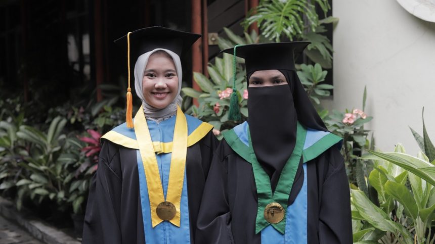 Dari Bandung Hingga Alor NTT, Dua Wisudawan Unisba Berbagi Kisah Inspiratif di Wisuda Gelombang II 2025