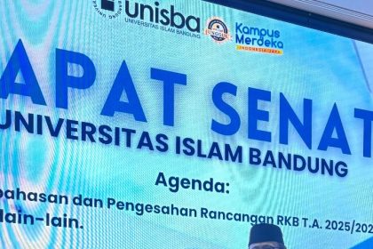 Fakultas Ilmu Komunikasi (Fikom) Universitas Islam Bandung (Unisba) kembali menorehkan prestasi membanggakan. Program Studi Ilmu Komunikasi (S1) berhasil mempertahankan Akreditasi “Unggul” dari Badan Akreditasi Nasional Perguruan Tinggi (BAN-PT) merujuk pada SK Nomor 6863/SK/BAN-PT/Ak/S1/VII/2025, yaitu peringkat tertinggi dalam penilaian mutu pendidikan tinggi di Indonesia. Keputusan ini berlaku hingga tahun 2030, menjadi bukti konsistensi Prodi Ilmu Komunikasi Fikom Unisba dalam menjaga mutu pendidikan, penelitian, dan pengabdian kepada masyarakat  berbasis teknologi digital dan nilai-nilai Islam yang relevan dengan perkembangan zaman.