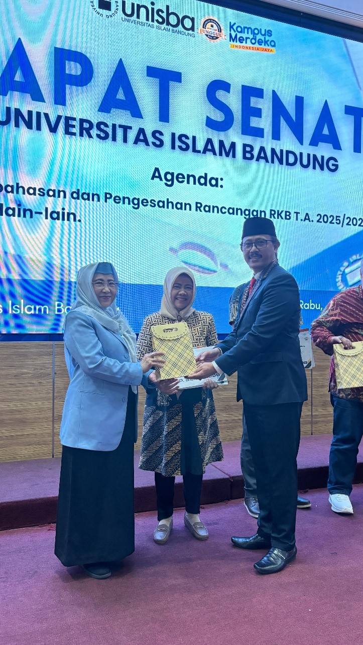 Fakultas Ilmu Komunikasi (Fikom) Universitas Islam Bandung (Unisba) kembali menorehkan prestasi membanggakan. Program Studi Ilmu Komunikasi (S1) berhasil mempertahankan Akreditasi “Unggul” dari Badan Akreditasi Nasional Perguruan Tinggi (BAN-PT) merujuk pada SK Nomor 6863/SK/BAN-PT/Ak/S1/VII/2025, yaitu peringkat tertinggi dalam penilaian mutu pendidikan tinggi di Indonesia. Keputusan ini berlaku hingga tahun 2030, menjadi bukti konsistensi Prodi Ilmu Komunikasi Fikom Unisba dalam menjaga mutu pendidikan, penelitian, dan pengabdian kepada masyarakat  berbasis teknologi digital dan nilai-nilai Islam yang relevan dengan perkembangan zaman.