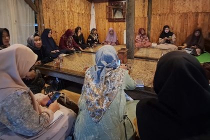 Kerjasama Tim PKM dan Dokter Alumni Fakultas Kedokteran Unisba dalam Upaya Pesantren Sehat di Daerah