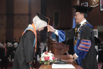 Unisba Kukuhkan Lebih dari 1.700 Wisudawan pada Wisuda Gelombang II Tahun Akademik 2024/2025