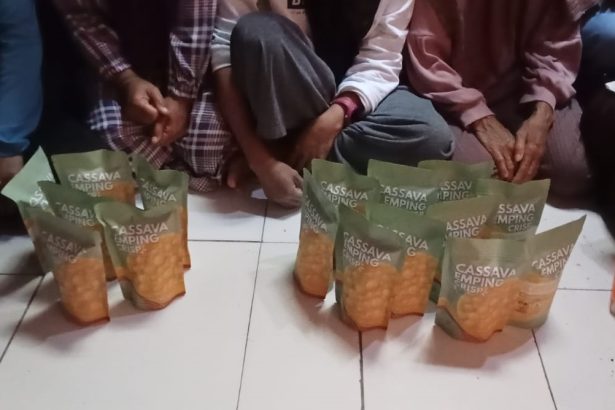 Terobosan Bisnis Kader PKK Desa Cibeureum Wetan Kec. Cimalaka Kab. Sumedang: Emping Singkong Sangrai