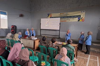 Prodi Ekonomi Pembangunan FEB Unisba Gelar KKL Bertema Strategi Pengembangan UMKM di Desa Mekarmanik