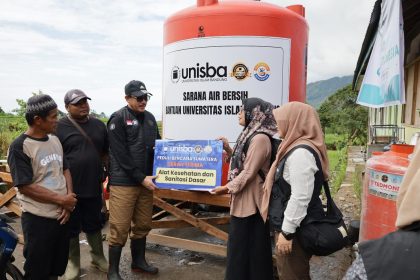 Unisba Salurkan Bantuan Air Bersih dan Dana Tunai bagi Korban Longsor di Kecamatan Malalak dan Pasar Usang