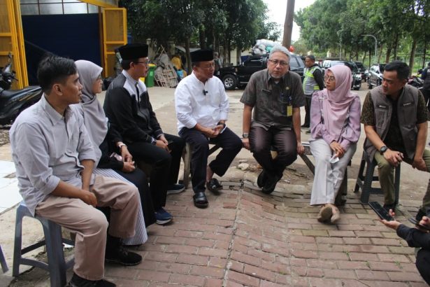 Rektor Unisba dan Sekda Jabar Tinjau Uji Coba Reaktor Plasma Pemusnah Sampah di TPS Arcamanik