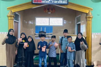 Dana Umat Mengalir: BMU Unisba Gerakkan 28 Mahasiswa Penerima Beasiswa Berbagi Bersama Anak-Anak SD di Lembang