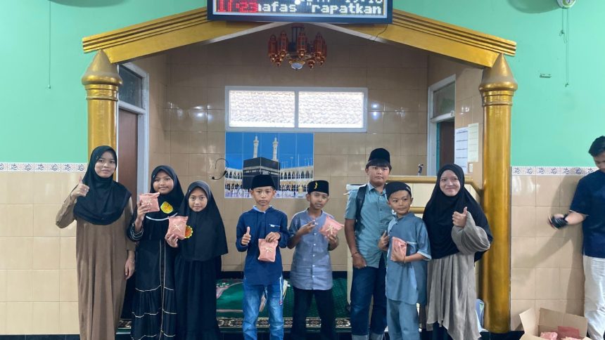 Dana Umat Mengalir: BMU Unisba Gerakkan 28 Mahasiswa Penerima Beasiswa Berbagi Bersama Anak-Anak SD di Lembang