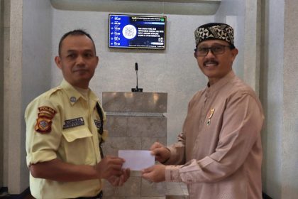 Rektor Unisba Apresiasi 286 Satpam dan Cleaning Service melalui Pemberian Kadeudeuh