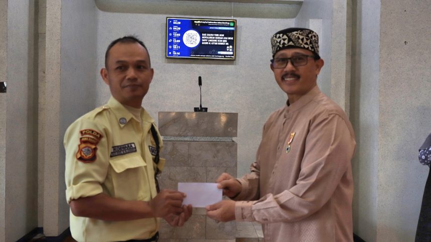 Rektor Unisba Apresiasi 286 Satpam dan Cleaning Service melalui Pemberian Kadeudeuh