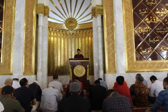 Menjadi Khatib di Masjid Agung Trans Studio Bandung, Rektor Unisba Mengingatkan Momentum Hari Tasyrik
