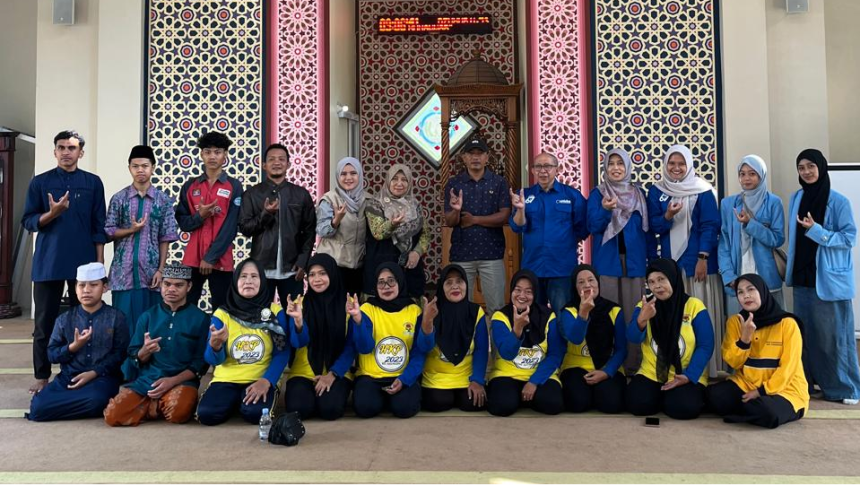 LPPM Unisba Melalui Kegiatan PKM-Program Pengembangan Kewirausahaan Gelar Pelatihan Peternakan Ayam Petelur di Pesantren Darul Munawwar, Garut  