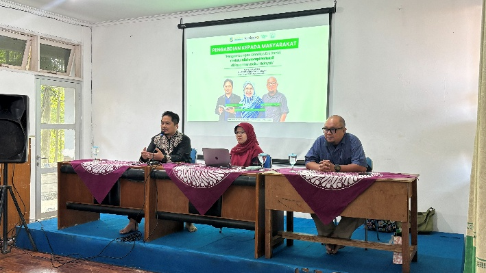 Kembangkan Identitas Diri Santri, Tim PKM Fikom Unisba Gelar Biblioterapi Reflektif di Ponpes Baitul Hidayah