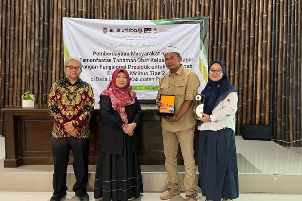Cegah Diabetes Sejak Dini, Tim PKM Farmasi Unisba Dorong Pemanfaatan TOGA di Desa Cianting Purwakarta