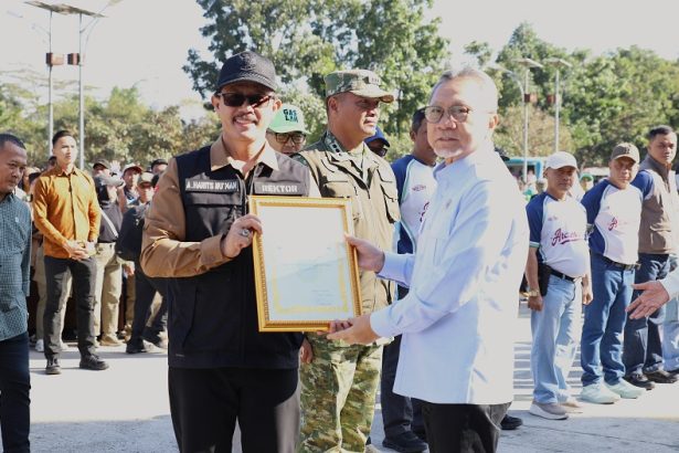Kampus Berdampak Lewat Zero Waste, Rektor Unisba Terima Penghargaan Pengelolaan Sampah Jawa Barat