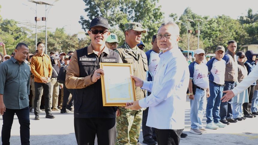 Kampus Berdampak Lewat Zero Waste, Rektor Unisba Terima Penghargaan Pengelolaan Sampah Jawa Barat
