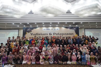 Semarak Nuansa Adat Nusantara Mewarnai Yudisium dan Pelepasan Lulusan Fakultas Syariah Unisba Gelombang II TA 2025/2026