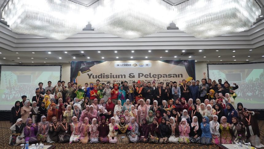 Semarak Nuansa Adat Nusantara Mewarnai Yudisium dan Pelepasan Lulusan Fakultas Syariah Unisba Gelombang II TA 2025/2026