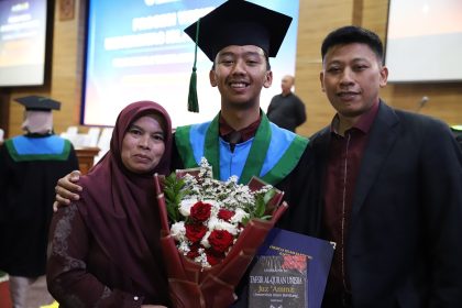 Kuliah Sambil Jadi Ojol, Kisah Perjuangan Raihan Nurhafidz hingga Wisuda