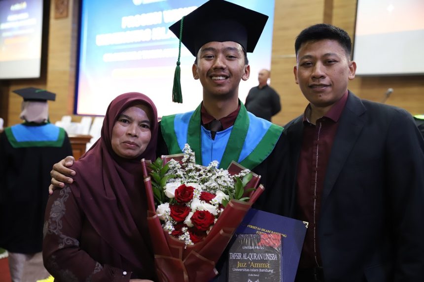 Kuliah Sambil Jadi Ojol, Kisah Perjuangan Raihan Nurhafidz hingga Wisuda