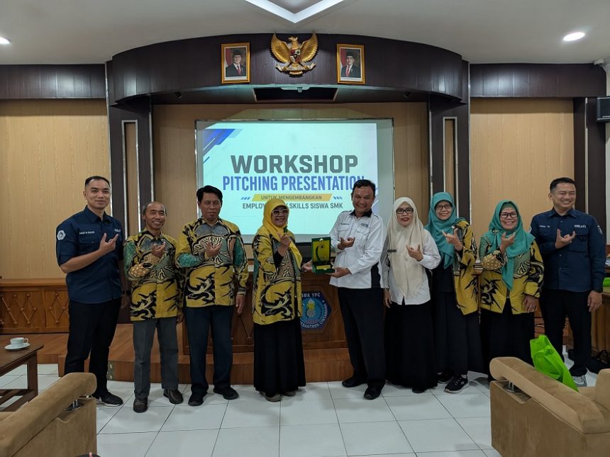 Fikom Unisba Bekali Siswa DKV SMK YPC Tasikmalaya Keterampilan Pitching  Hadapi Dunia Kerja