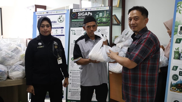 Wujud Kepedulian Kampus Berdampak, Unisba Serahkan 275 Paket Sembako