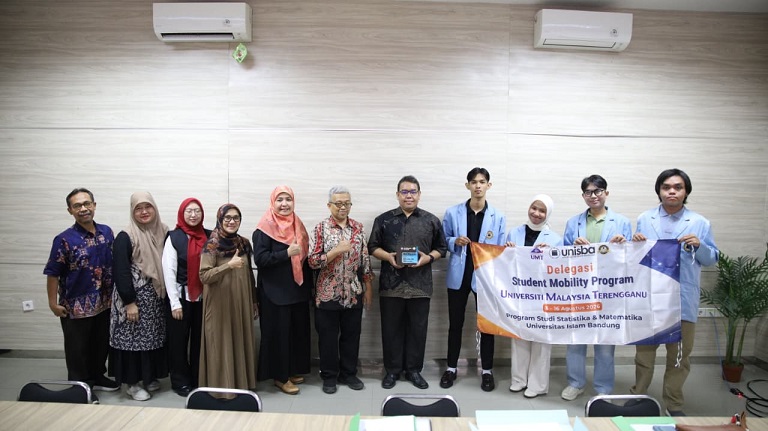Fakultas Farmasi dan Sains Unisba Lepas Peserta Program MELATI 2026 ke University Malaysia Terengganu