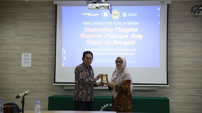 Unisba dan ULM Bahas Manajemen Penerimaan Mahasiswa Asing