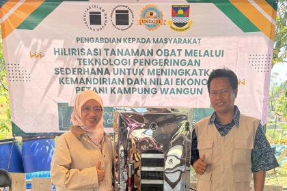 JAWA BARAT, khususnya Kabupaten Bandung, memiliki potensi sumber daya pertanian yang besar, termasuk berbagai jenis tanaman obat yang telah lama dibudidayakan oleh masyarakat. Jahe, kunyit, kayu manis, dan serai merupakan contoh tanaman obat yang banyak ditanam oleh petani dan dimanfaatkan sebagai bahan pangan maupun ramuan tradisional. Selain mudah dibudidayakan, tanaman tersebut memiliki potensi untuk dikembangkan sebagai bahan baku industri obat herbal. Namun, ketersediaan bahan baku tanaman obat yang melimpah belum sepenuhnya diimbangi dengan kemampuan petani dalam melakukan pengolahan pascapanen untuk menghasilkan produk yang lebih tahan lama dan memiliki nilai ekonomi lebih tinggi.