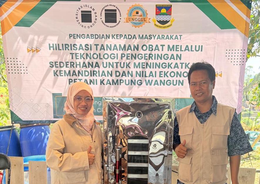 JAWA BARAT, khususnya Kabupaten Bandung, memiliki potensi sumber daya pertanian yang besar, termasuk berbagai jenis tanaman obat yang telah lama dibudidayakan oleh masyarakat. Jahe, kunyit, kayu manis, dan serai merupakan contoh tanaman obat yang banyak ditanam oleh petani dan dimanfaatkan sebagai bahan pangan maupun ramuan tradisional. Selain mudah dibudidayakan, tanaman tersebut memiliki potensi untuk dikembangkan sebagai bahan baku industri obat herbal. Namun, ketersediaan bahan baku tanaman obat yang melimpah belum sepenuhnya diimbangi dengan kemampuan petani dalam melakukan pengolahan pascapanen untuk menghasilkan produk yang lebih tahan lama dan memiliki nilai ekonomi lebih tinggi.