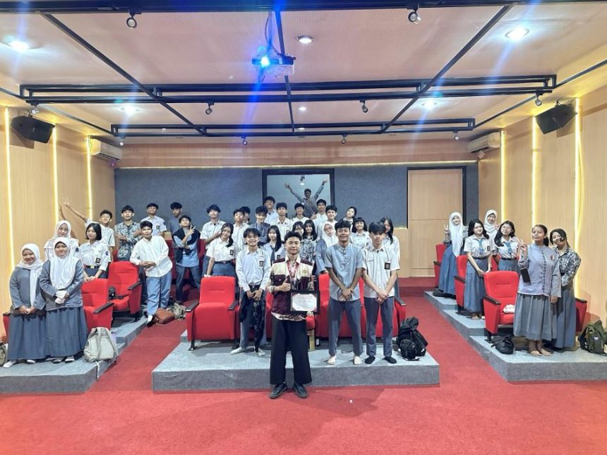 Dari Teori ke Praktik, Fakhri Athar Radian Ajak Siswa SMKN 10 Bandung Eksplorasi Kreativitas melalui Fotografi